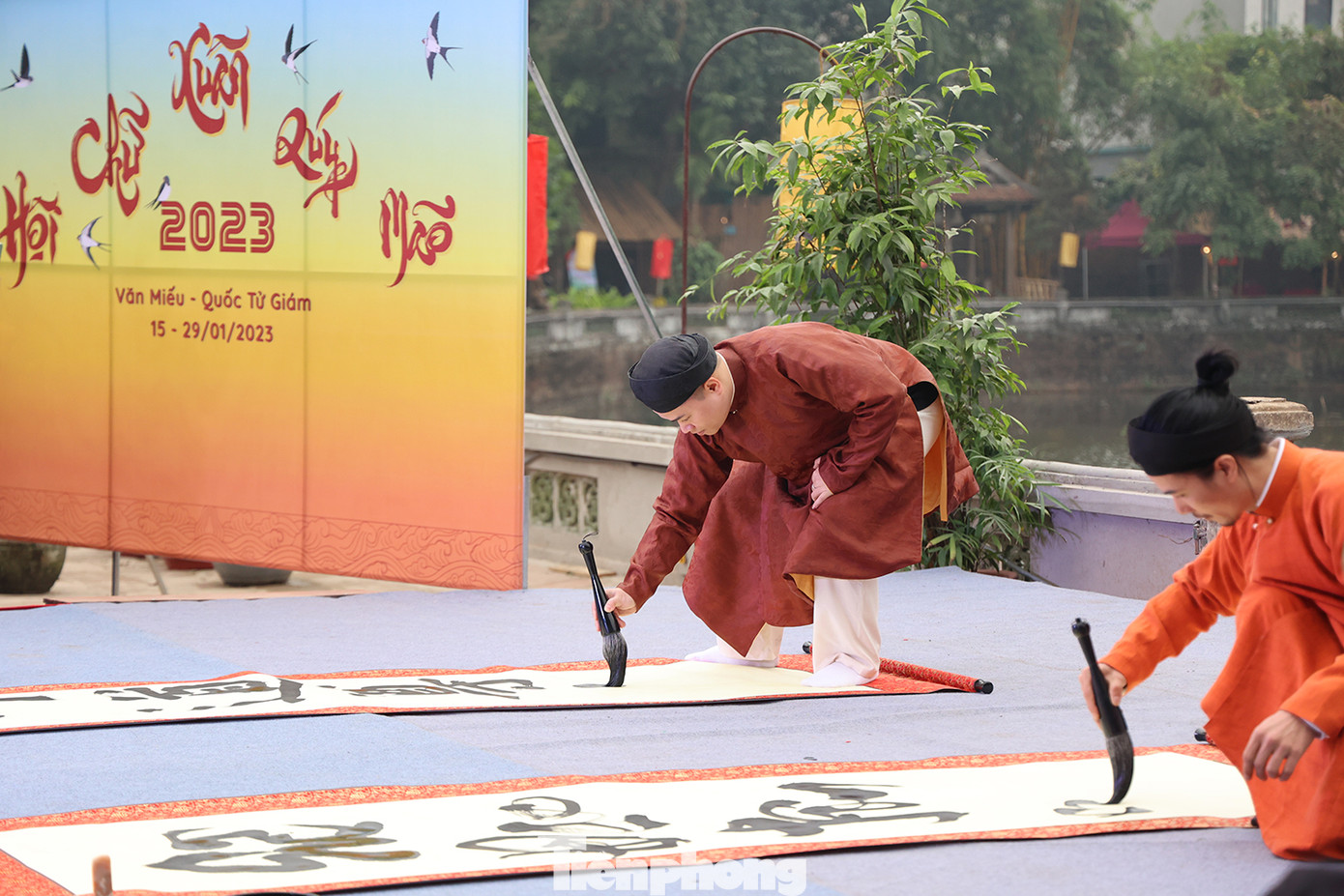 Màn trình diễn thư pháp của 2 tác giả: Nam Long Nguyễn Quang Duy và Trường Thịnh