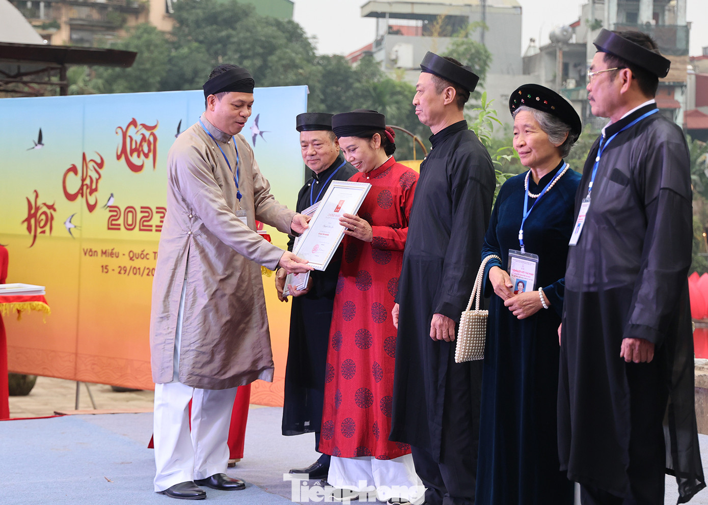 Ông Lê Xuân Kiêu - Giám đốc Trung tâm Hoạt động Văn hoá - Khoa học Văn Miếu - Quốc Tử Giám trao chứng nhận cho tác giả có tác phẩm trưng bày trong triển lãm.