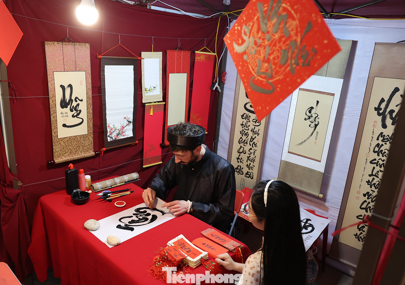 Gian hàng của ông đồ người Pháp Jean biệt danh Trường Giang rất được các bạn trẻ quan tâm.