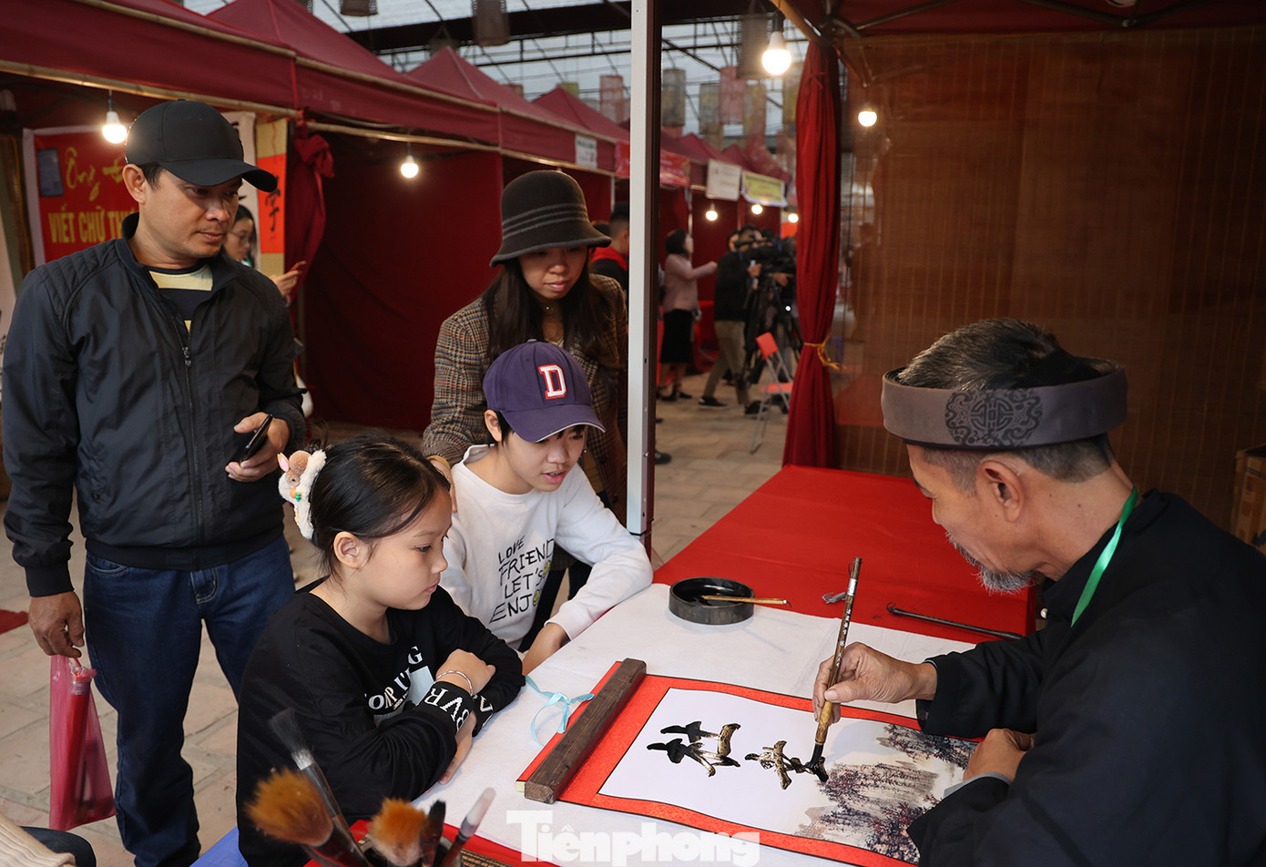 Để tạo điều kiện thuận lợi cho du khách đến xin chữ đầu Xuân năm mới, các gian lều viết chữ của 50 ông đồ vẫn được bố trí tại khu vực sân phía trước. Bên cạnh đó, Hội chữ Xuân Quý Mão 2023 còn tái hiện không gian giáo dục thi cử truyền thống: làng sĩ tử, các cụm tiểu cảnh, các điểm chụp ảnh, check-in phục vụ khách du xuân. Nhiều gian hàng của các làng nghề thủ công truyền thống, nhiều trò chơi dân gian đậm nét văn hoá (kéo co, đi dép cao su tập thể…) cùng chương trình biểu diễn quan họ, rối nước.