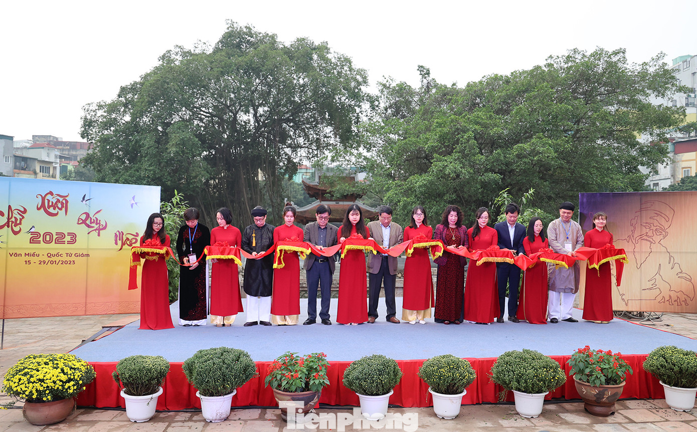 Các đại biểu dự lễ cắt băng khai mạc vào sáng nay.