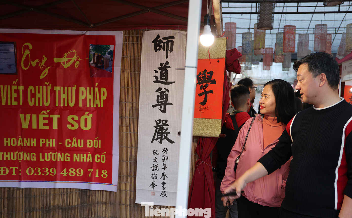 Anh chị Long, Thanh ở Hà Nội cho biết: "Hằng năm 2 vợ chồng cứ cận Tết là đến hội chữ xuân. Chúng tôi muốn tôn vinh những người thầy. Họ là tiêu biểu của trí thức và nhân cách đã, đang góp phần trao truyền tri thức, vun đắp nhân cách cho các thế hệ học trò".