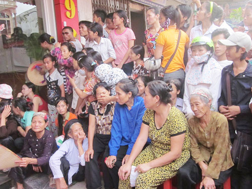 Bà con thân thích và hàng xóm láng giềng không thể tin nổi thảm cảnh này.