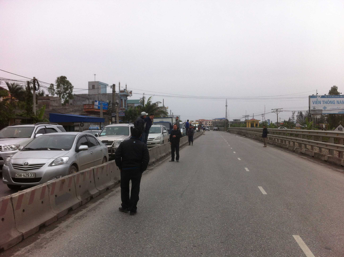 Hàng ngàn chiếc xe ô tô bị kẹt cứng nhiều giờ trên quốc lộ 21 đoạn qua thị trấn Mỹ Lộc chiều 6-1-2013, chờ qua cầu Đặng Xá đang được sửa chữa, nâng cấp