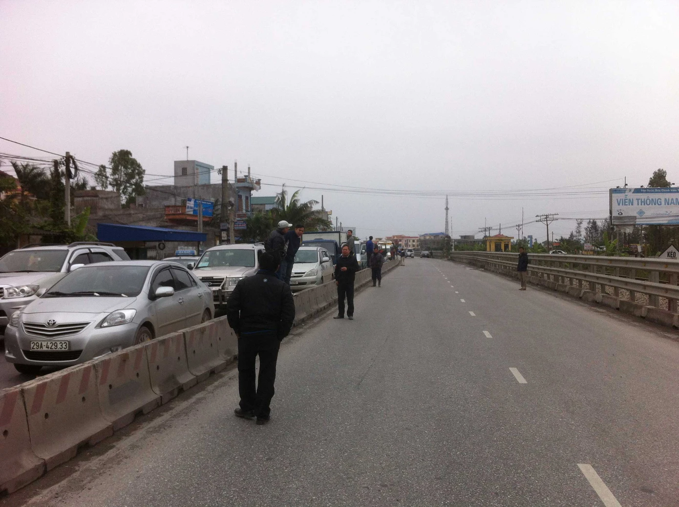 Hàng ngàn chiếc xe ô tô bị kẹt cứng nhiều giờ trên quốc lộ 21 đoạn qua thị trấn Mỹ Lộc chiều 6-1-2013, chờ qua cầu Đặng Xá đang được sửa chữa, nâng cấp