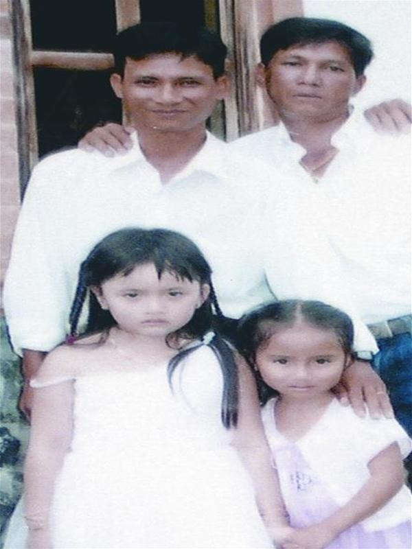 Anh Hiển cùng Hùng với hai con gái Anh Hiển cùng Hùng với hai con gái