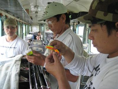 Chuẩn bị đồ săn đi câu