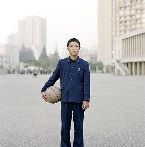 Thiếu niên Triều Tiên chơi bóng rổ