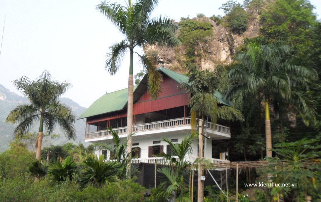 Ban đầu, ông Đức căng võng khai hoang diện tích này. Nay, một căn nhà kiên cố tựa lưng vào núi đã được xây cất xong