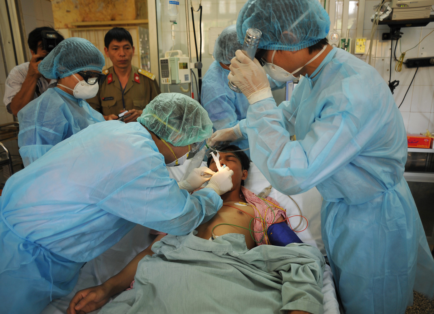 Diễn tập cấp cứu bệnh nhân cúm A/H1N1 tại Bệnh viện Đống Đa, Hà Nội