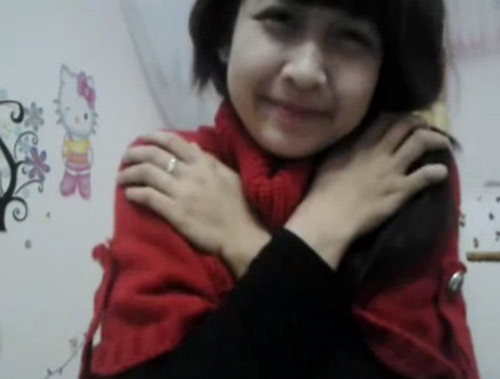 Cô gái dùng ngôn ngữ ký hiệu, vẽ và viết lên giấy để bày tỏ tình cảm với người yêu