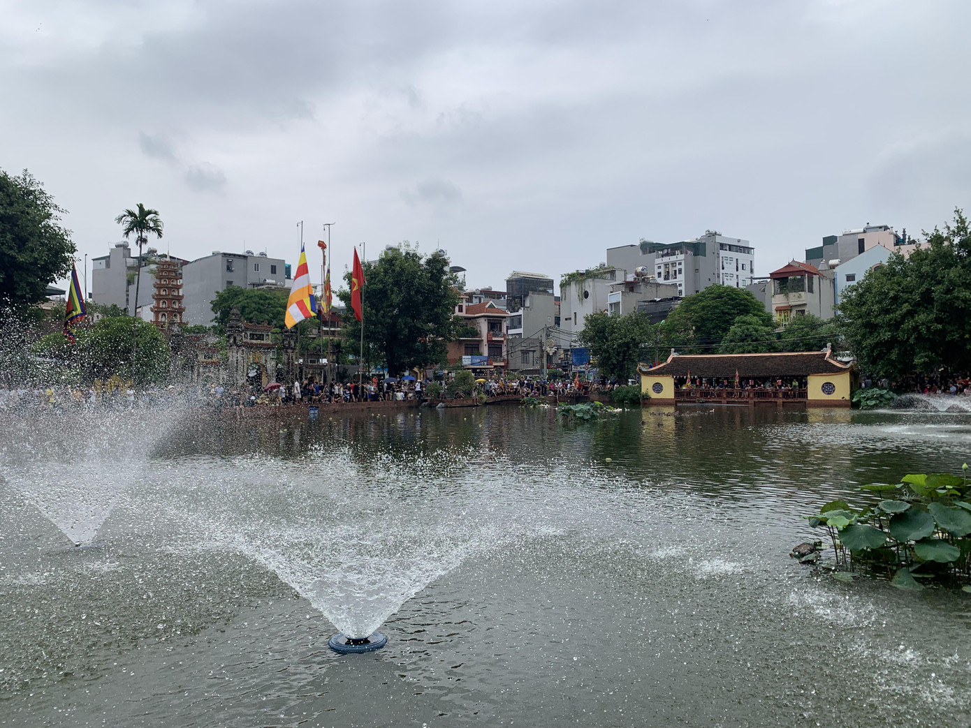 Chùa Hương Vân phía sau 3 lá cờ, nhà Thủy tạ nằm trên mặt ao Chùa phía xa xa.