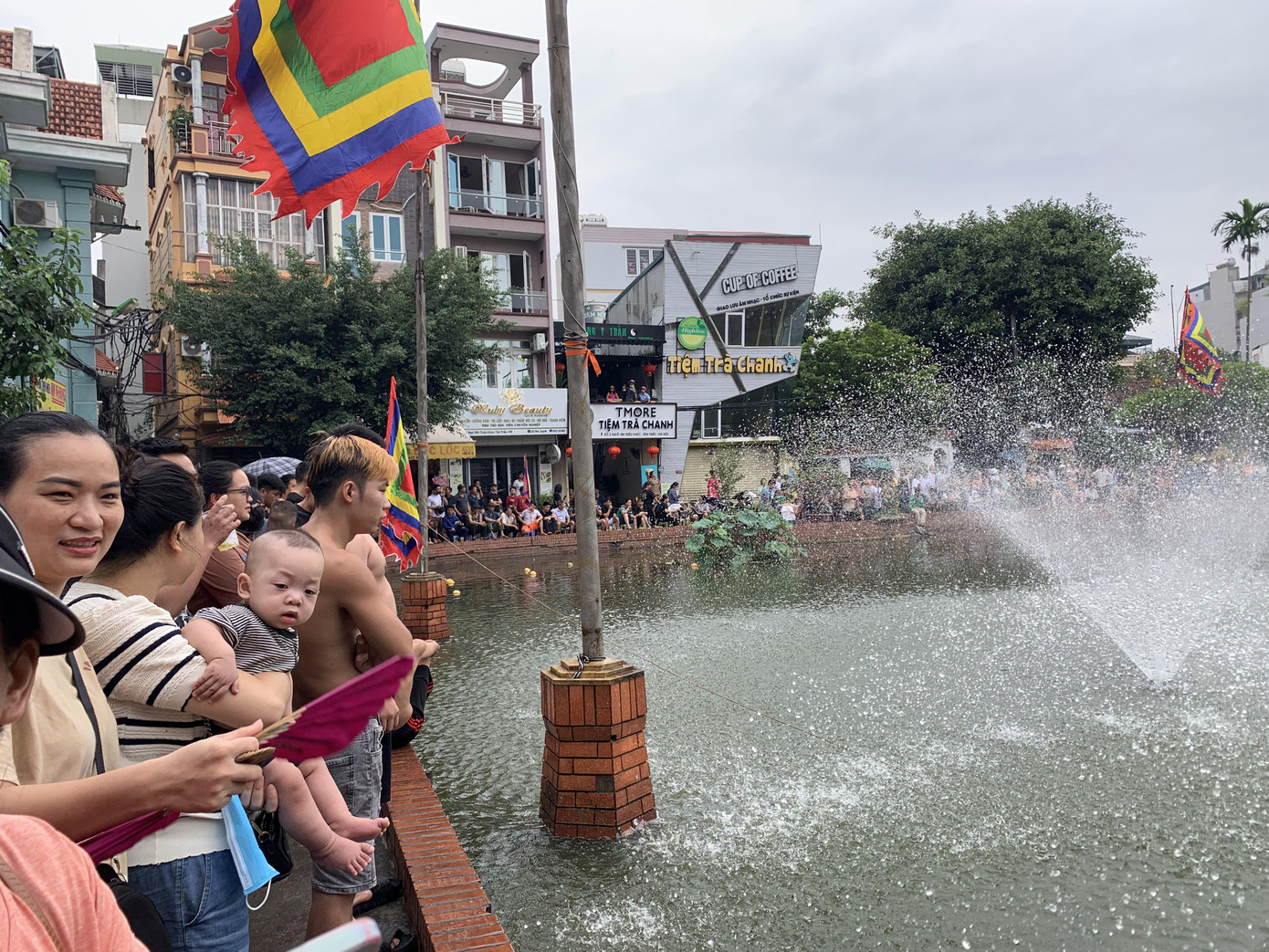 Một số thanh niên đã cởi áo chuẩn bị lao xuống ao Chùa bắt vịt, vớt bưởi, vớt dừa.