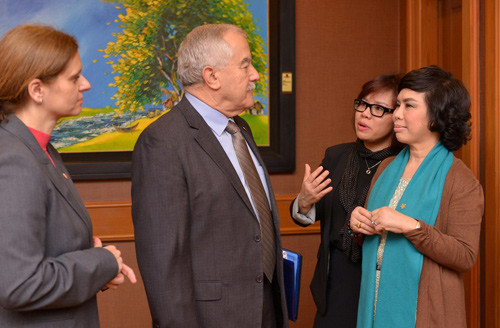 Ông Yair Shamir, Bộ trưởng Nông nghiệp và Phát triển Nông thôn Israel trao đổi với bà Thái Hương (ngoài cùng bên phải)