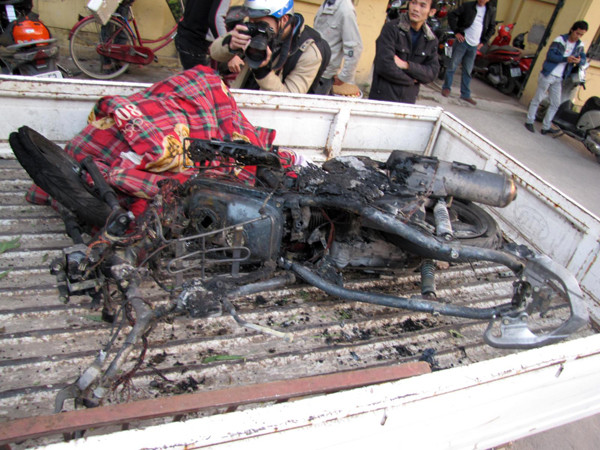 Chiếc xe được đưa về trụ sở công an phường Thượng Đình để điều tra làm rõ nguyên nhân cháy xe.