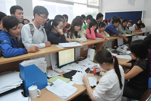 Thí sinh nộp hồ sơ thi liên thông tại Trường ĐH Công nghiệp TP.HCM năm 2012. Ảnh: Đào Ngọc Thạch