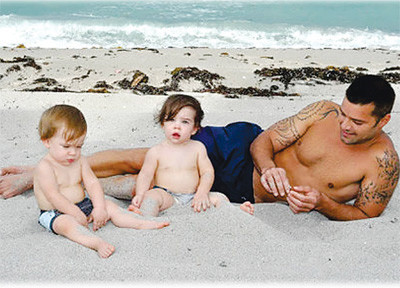 Ricky Martin và 2 con trai tròn 1 tuổi tại bãi biển Miami (Mỹ). Ảnh: Nydailynews