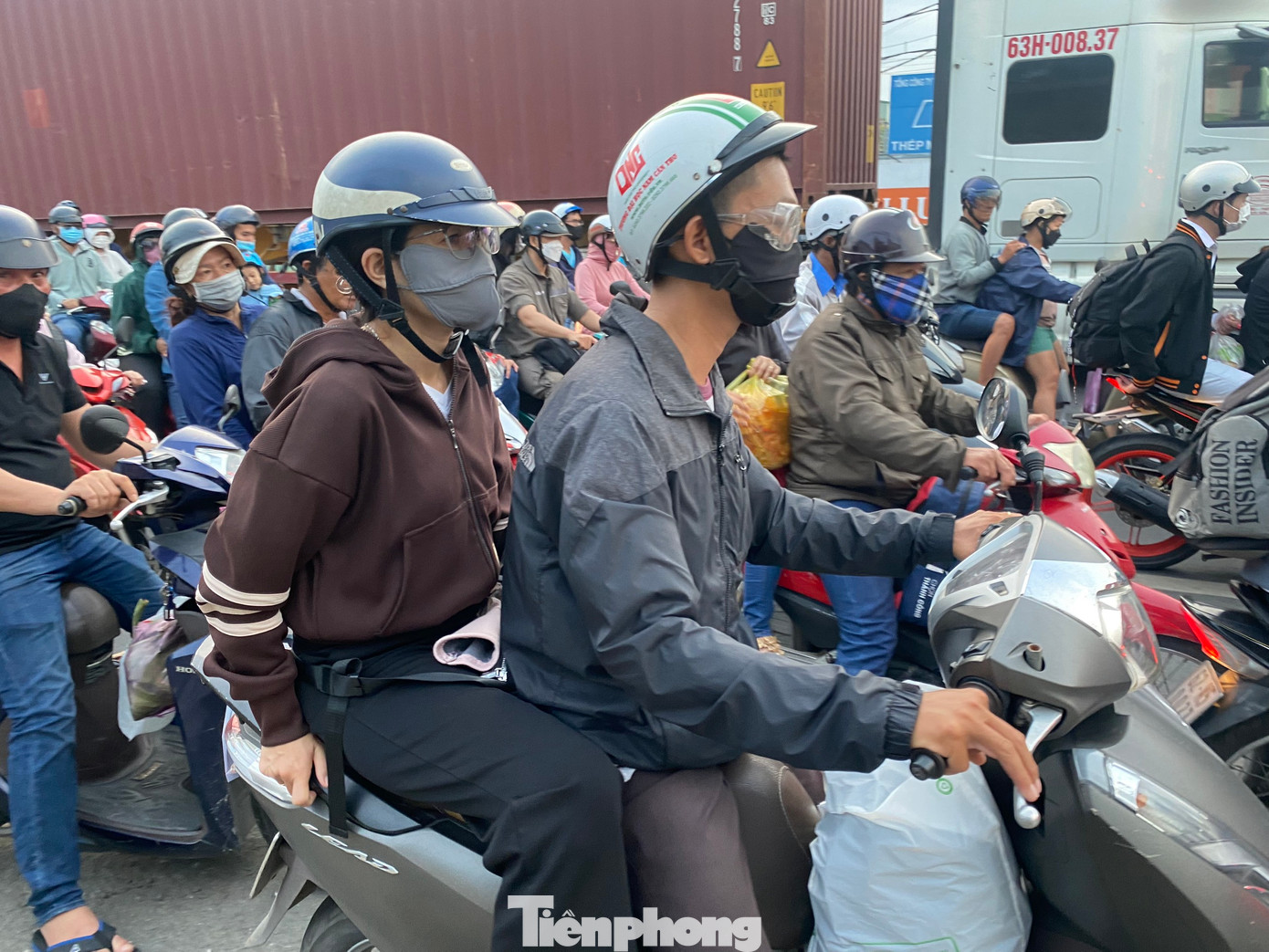 Anh Nguyễn Nhật Đăng (quê Vĩnh Long) cho biết: &quot;Sau những ngày nghỉ cuối tuần, tôi trở lại TPHCM để chuẩn bị làm việc. Trong chiều nay, lượng xe cộ trên quốc lộ 1 khá đông. Từ khu vực Trung Lương (Tiền Giang) đến cầu Bến Lức (Long An) liên tục xảy ra ùn ứ ở các nút giao thông. Đặc biệt, ở cửa ngõ vào TPHCM xảy ra ùn tắc nghiêm trọng&quot;.