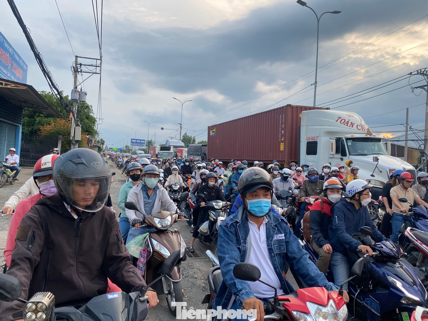 Dòng người và phương tiện &quot;nhích từng chút&quot; qua khu vực cửa ngõ phía Tây TPHCM.