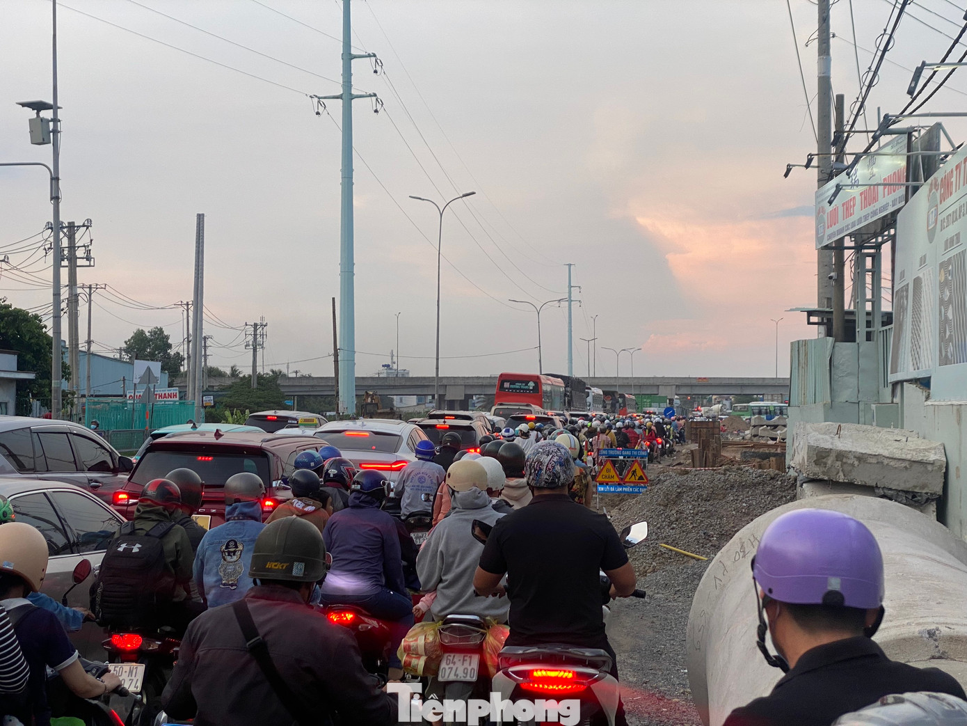 Giao thông ùn ứ tại khu vực thi công nút giao Quốc lộ 1 và cao tốc Bến Lức - Long Thành.