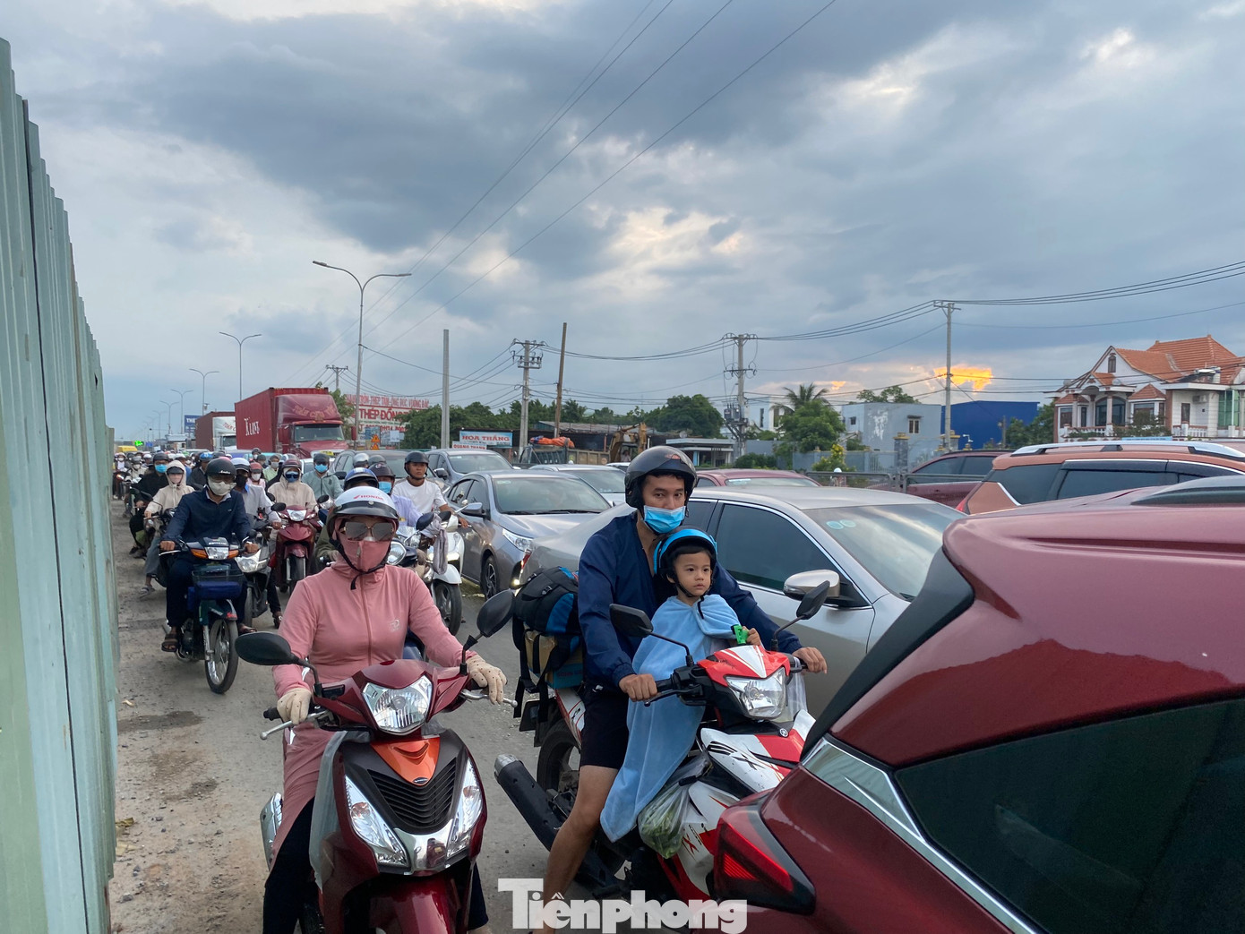 Lượng phương tiện tăng đột biến khiến giao thông tại cửa ngõ phía Tây TPHCM ùn tắc trong chiều tối 30/6.