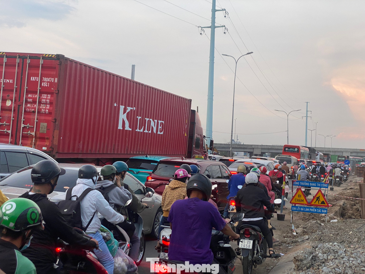 Giao thông ùn ứ tại khu vực thi công nút giao Quốc lộ 1 và cao tốc Bến Lức - Long Thành.