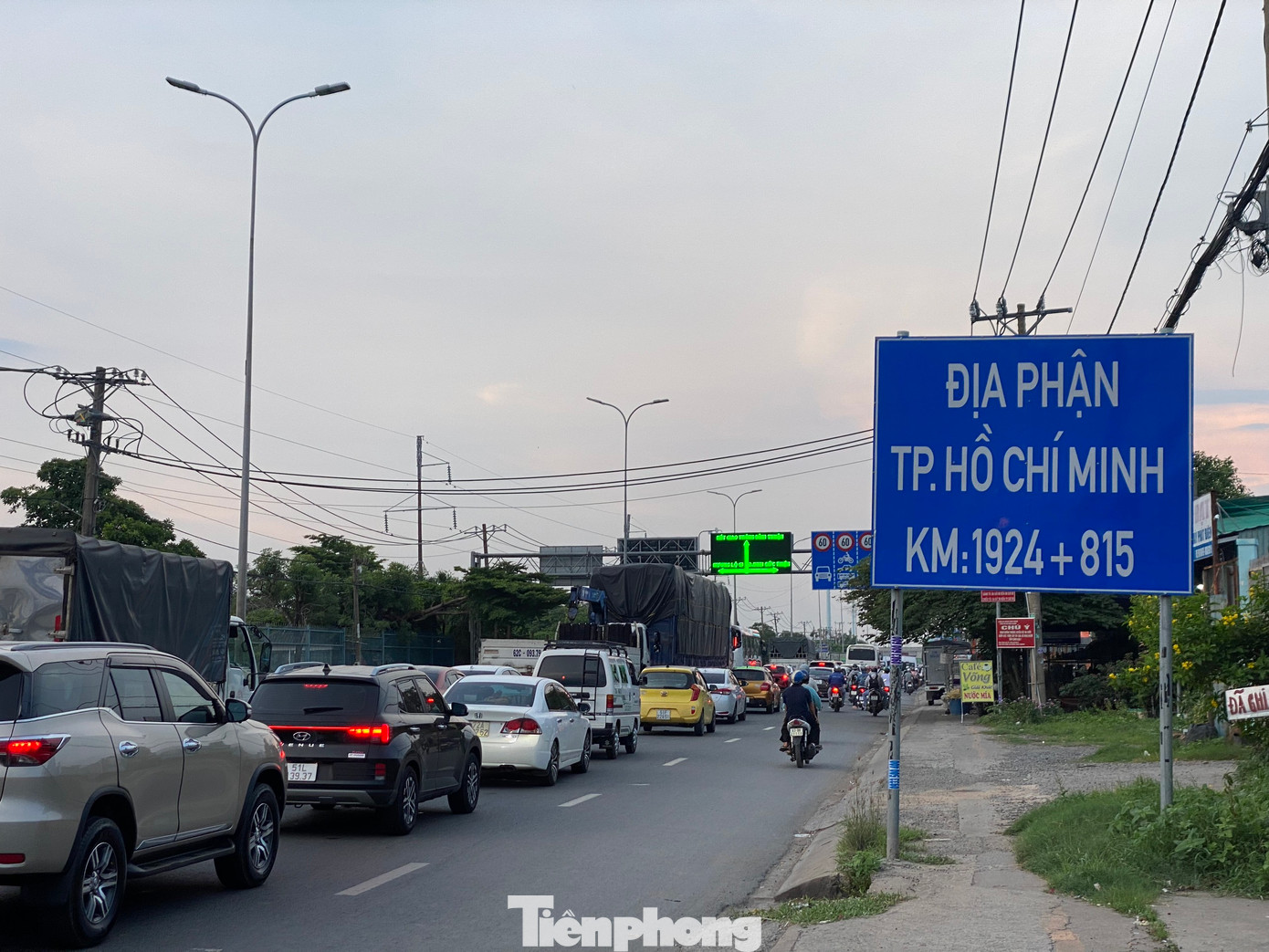 Theo ghi nhận của PV vào khoảng 18h ngày 30/6, dòng phương tiện xếp hàng dài gần 2km trên quốc lộ 1 hướng từ ranh giới tỉnh Long An đến khu vực thi công nút giao thông cao tốc Bến Lức Long Thành - quốc lộ 1 (thuộc huyện Bình Chánh, TPHCM).