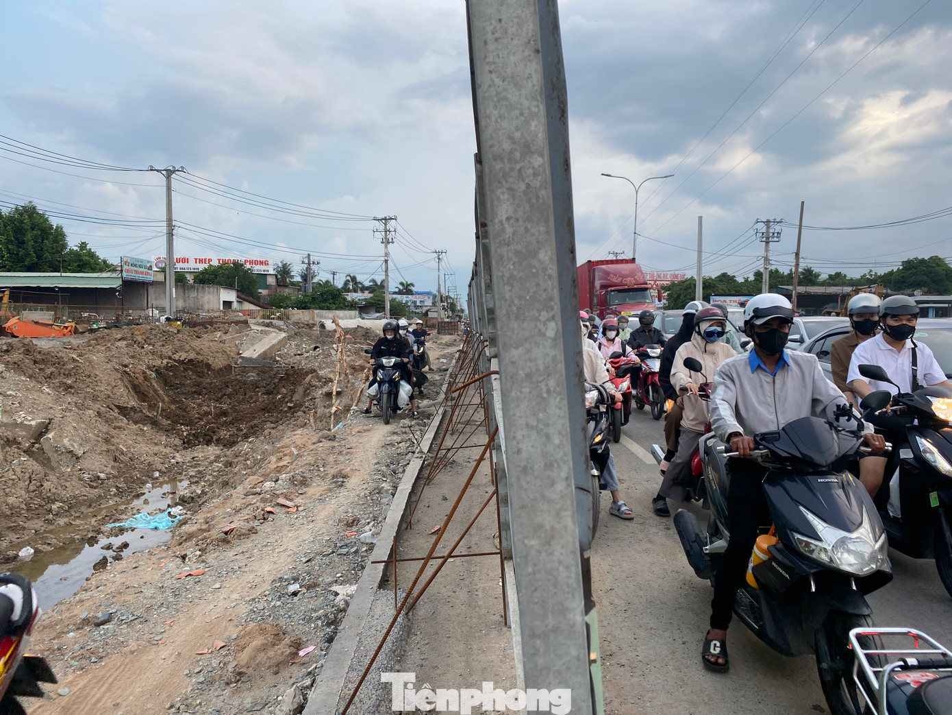 Một số người điều khiển xe máy vào bên trong rào chắn công trường để cố thoát khỏi khu vực ùn ứ.