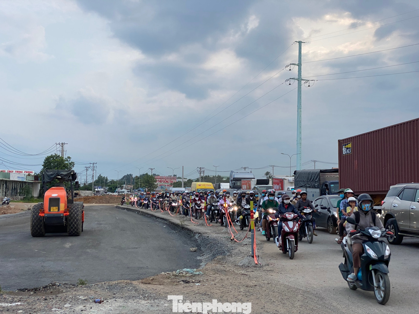 Theo ghi nhận của PV, đến 18h30, tình trạng ùn ứ tại khu vực này vẫn chưa được cải thiện.