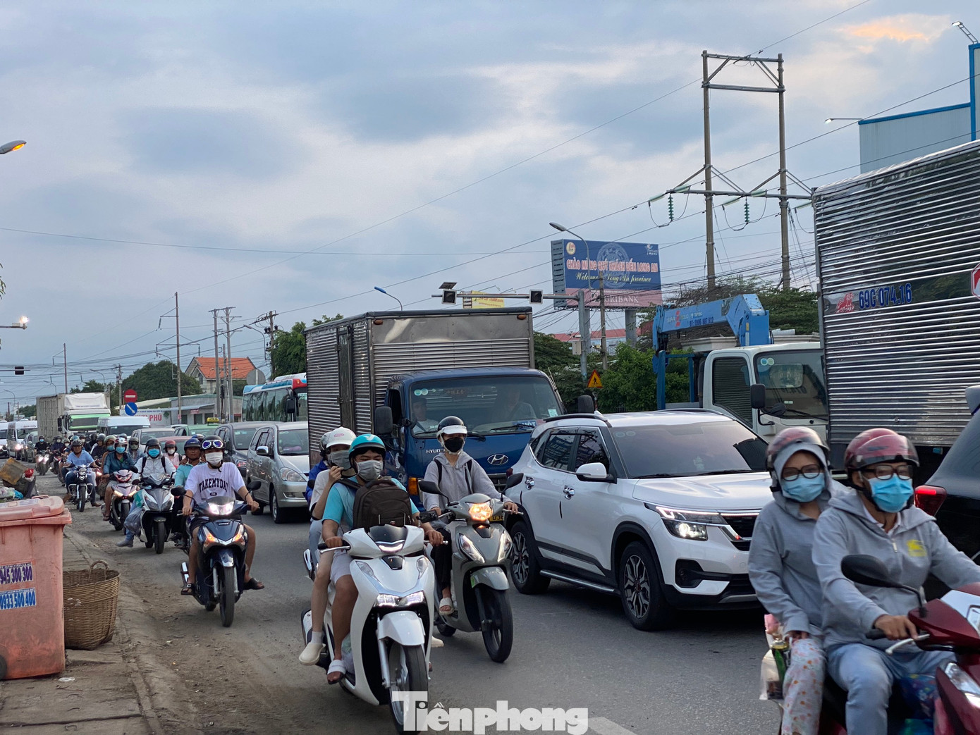 Chiều tối 30/6, trên quốc lộ 1, lượng lớn phương tiện từ các tỉnh, thành miền Tây đổ về TPHCM sau hai ngày nghỉ cuối tuần.