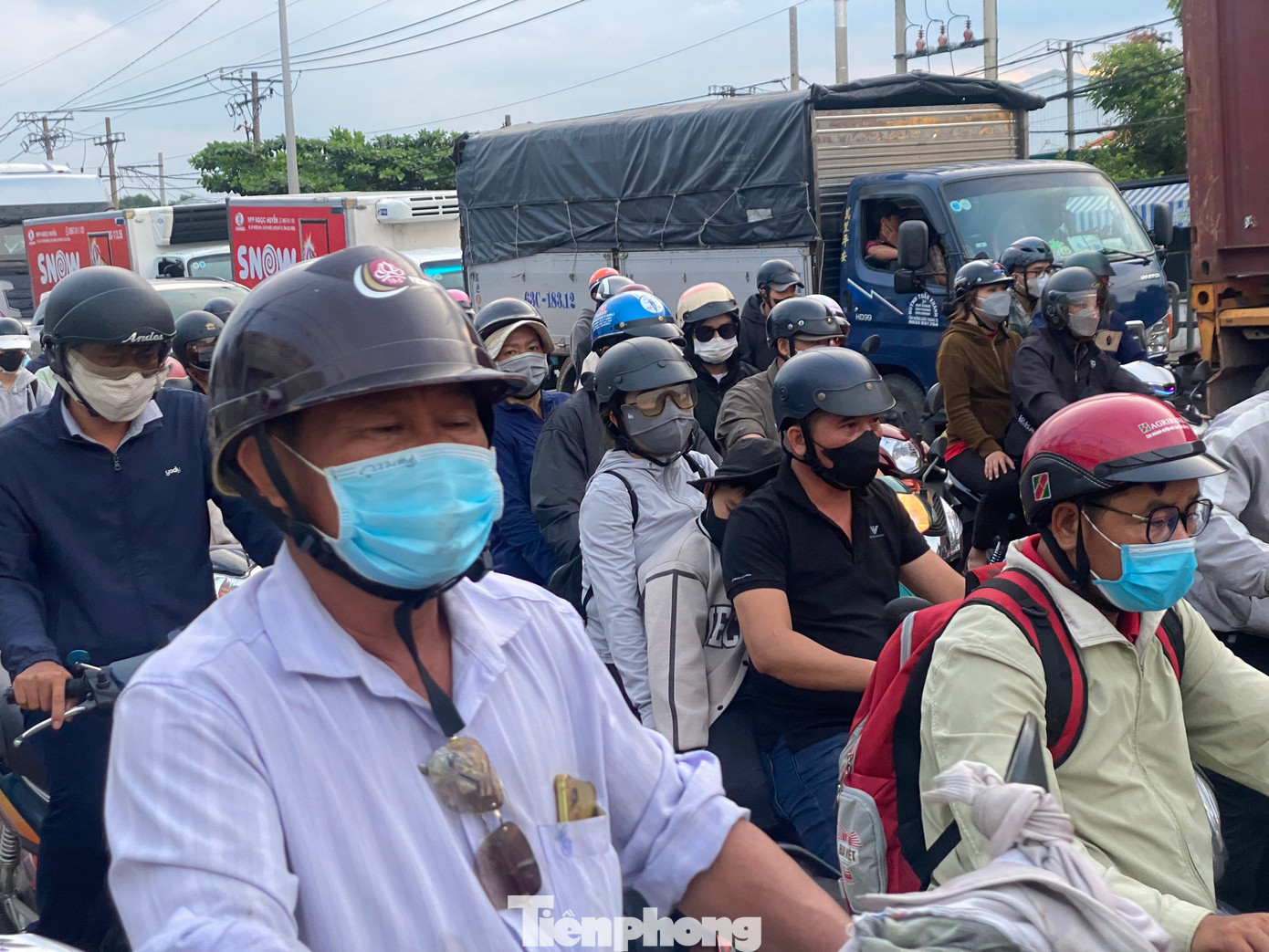 Nhiều người mệt mỏi vì lưu thông khó khăn trong chiều tối cuối tuần.