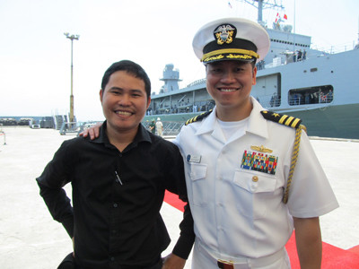 Trung tá Lê Bá Hùng và phóng viên Tiền Phong ở cảng Tiên Sa Ảnh: Thanh Hải