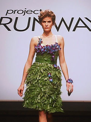 Chiếc váy làm bằng hoa phong lan và cây dương xỉ của NTK Daniel Vosovic