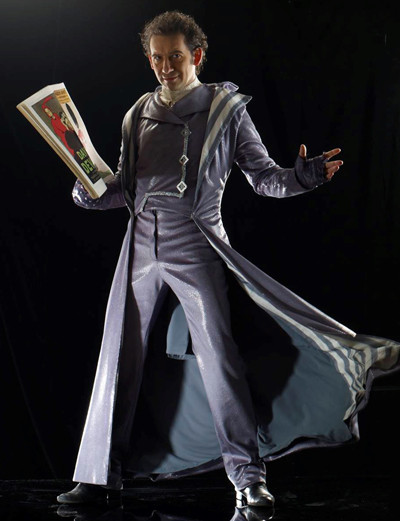 Erix Logan lung linh trong một tiết mục ảo thuật trên sân khấu