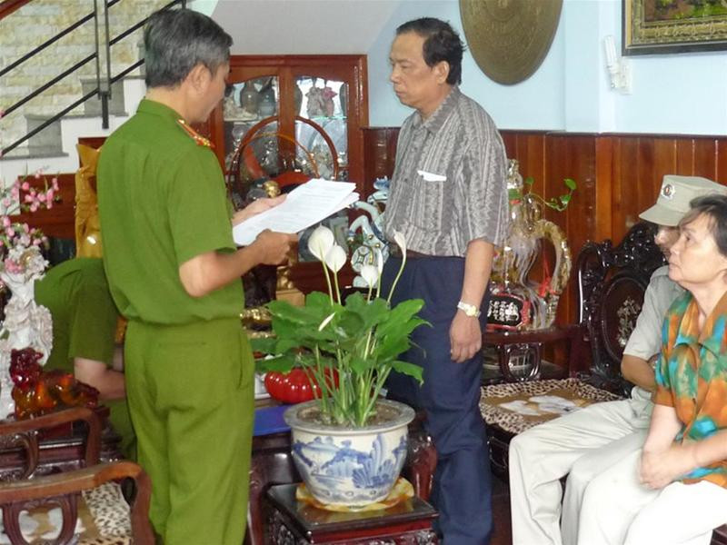 Bị can Trần Tín Kiệt đang nghe đọc quyết định khởi tố Bị can Trần Tín Kiệt đang nghe đọc quyết định khởi tố