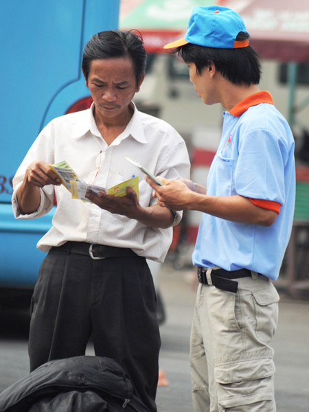 Bạn trẻ đi phát tờ rơi tại TPHCM. Ảnh: Q.M. Bạn trẻ đi phát tờ rơi tại TPHCM. Ảnh: Q.M