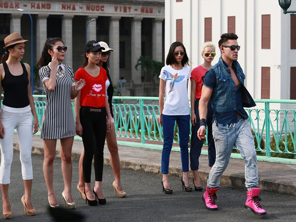 Và rất chuyên nghiệp khi hướng dẫn các thí sinh nữ