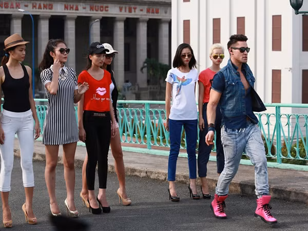 Và rất chuyên nghiệp khi hướng dẫn các thí sinh nữ