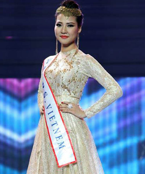Chiếc váy dạ hội và dải băng sai tên nước Trần Thị Quỳnh sử dụng trong đêm chung kết Hoa hậu Quý bà Thế giới, tối 23/11 ở Quảng Châu, Trung Quốc.
