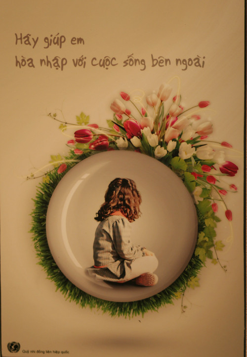Thể hiện nhiều thông điệp khác nhau: Hãy giúp em hòa nhập với cuộc sống bên ngoài. Thể hiện nhiều thông điệp khác nhau: Hãy giúp em hòa nhập với cuộc sống bên ngoài
