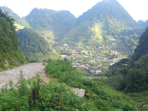 Bản Lũng Xá (xã Lóng Luông, huyện Mộc Châu, Sơn La) nơi Tráng A Tàng – trùm ma túy vừa bị bắt giữ nằm cách quốc lộ 6 chừng 5km, lọt thỏm giữa đại ngàn núi rừng