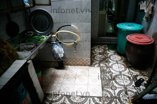 Bên trên căn hộ là sân chung luôn ướt sũng nước vì là bếp của căn hộ khác