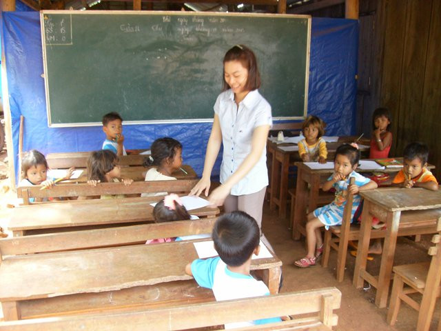 Cô giáo Nguyễn Thị Hiếu hướng dẫn cho các cháu mầm non vẽ hình