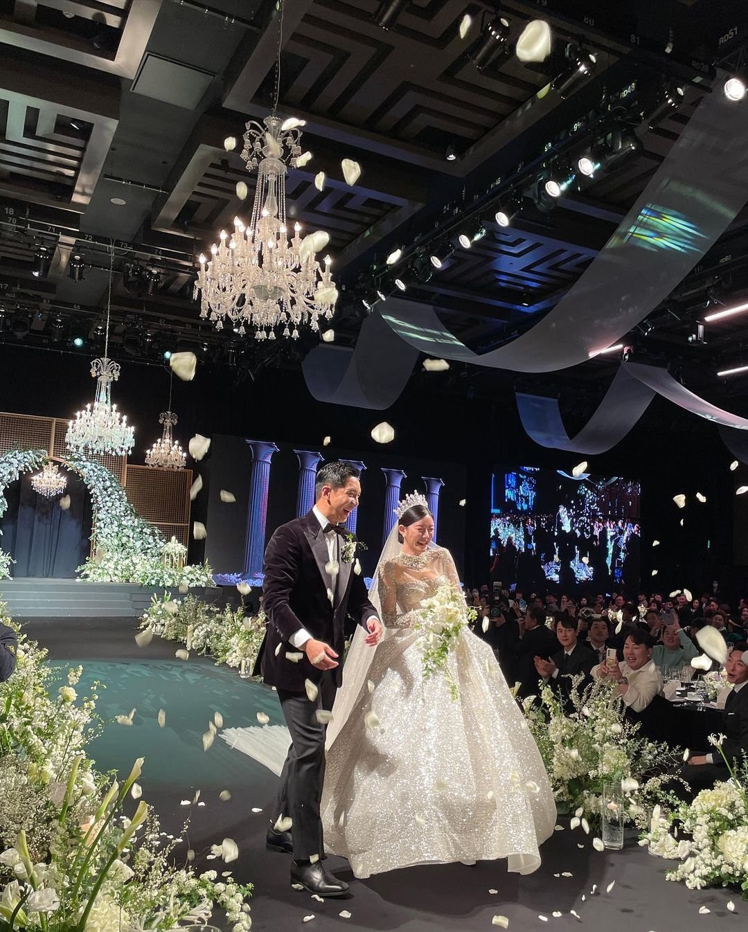 Lee Seung Gi và Lee Da In bước trên lễ đường đón nhận lời chúc phúc từ các khách mời. Lee Seung Gi và Lee Da In bước trên lễ đường đón nhận lời chúc phúc từ các khách mời.