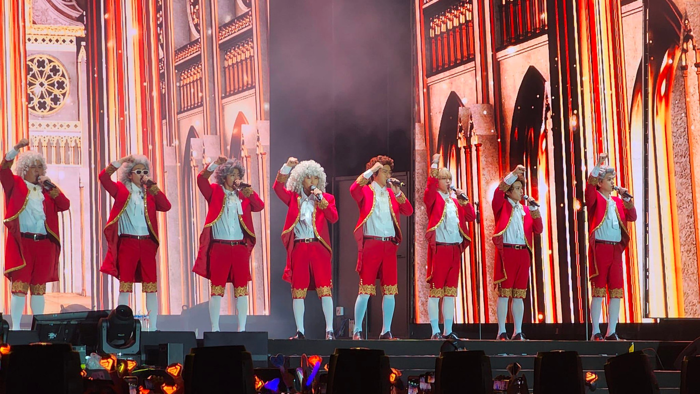 Super Junior với tạo hình trong phiên bản Opera của SPY. Nhiều E.L.F sau khi trở về từ Super Show 9 còn cho rằng phiên bản mới này thậm chí còn hay hơn cả bản gốc. Super Junior với tạo hình trong phiên bản Opera của SPY. Nhiều E.L.F sau khi trở về từ Super Show 9 còn cho rằng phiên bản mới này thậm chí còn hay hơn cả bản gốc.