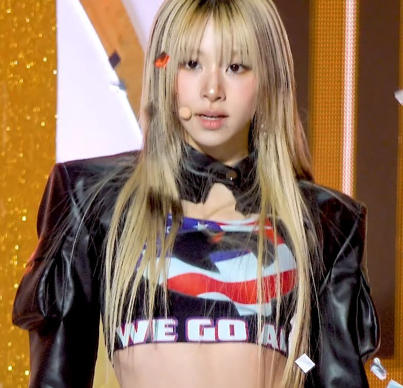 Thiết kế ban đầu chiếc áo Chaeyoung mặc là một chiếc áo phông, in logo và khẩu hiệu của QAnon. Thiết kế ban đầu chiếc áo Chaeyoung mặc là một chiếc áo phông, in logo và khẩu hiệu của QAnon.