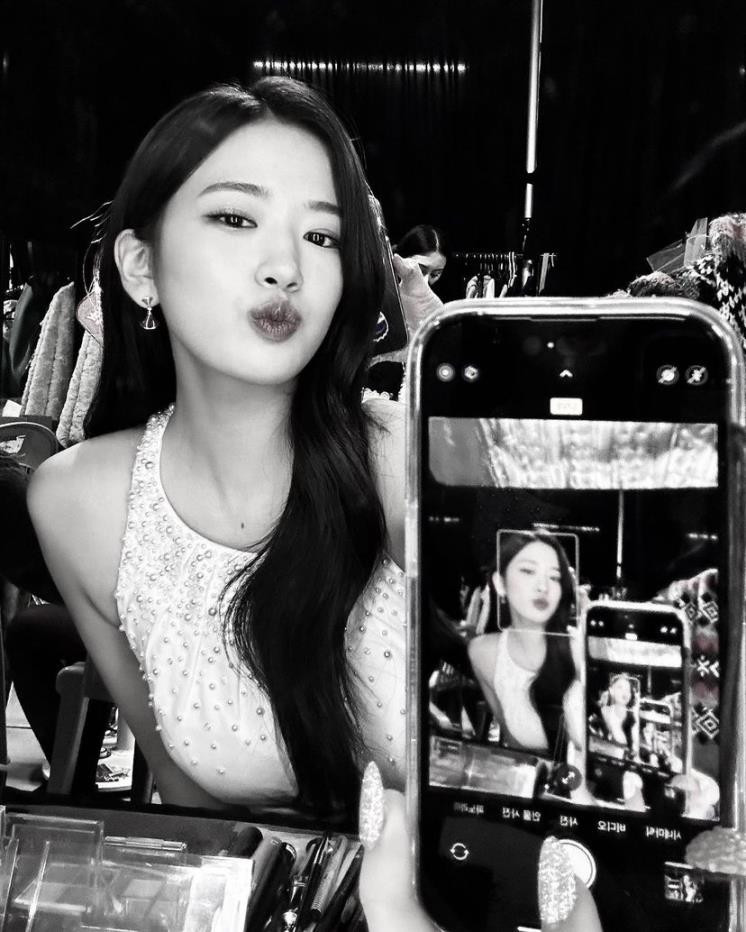 Ahn Yujin (IVE) xinh đẹp tựa tiểu thư với kiểu selfie gương trendy. Bộ lọc trắng đen như chất xúc tác càng gia tăng khí chất quý phái cho nữ idol trong bức ảnh.