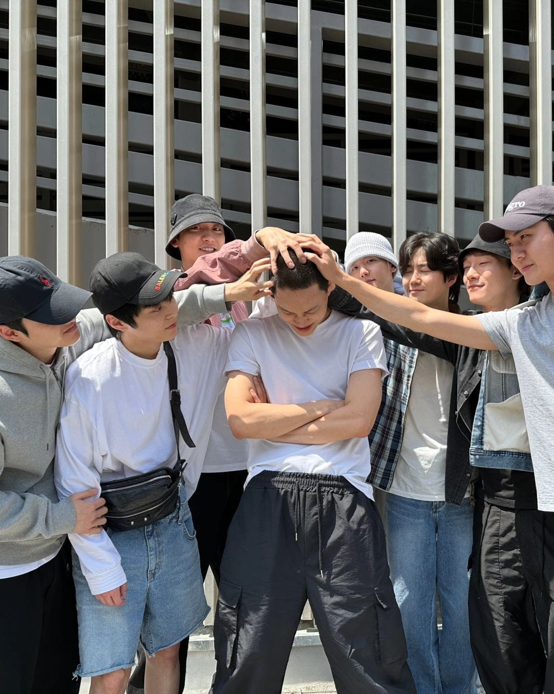 Không thể thiếu "nghi thức xoa đầu trứng" của EXO mỗi dịp tiễn thành viên lên đường nhập ngũ. Không thể thiếu "nghi thức xoa đầu trứng" của EXO mỗi dịp tiễn thành viên lên đường nhập ngũ.