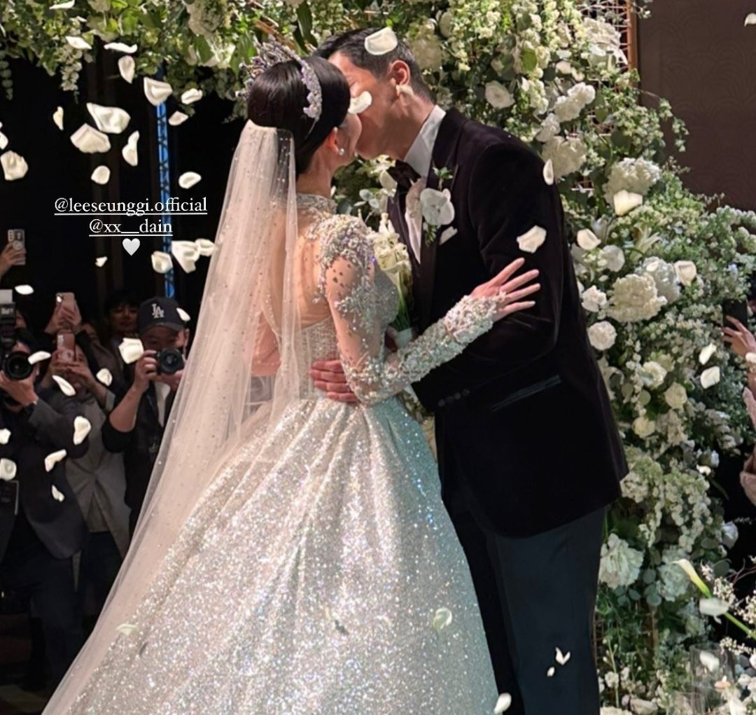 Khoảnh khắc Lee Seung Gi khóa môi Lee Da In chính thức về chung một nhà được người tham dự đám cưới chụp lại, hệt như khoảnh khắc trong truyện cổ tích. Khoảnh khắc Lee Seung Gi khóa môi Lee Da In chính thức về chung một nhà được người tham dự đám cưới chụp lại, hệt như khoảnh khắc trong truyện cổ tích.