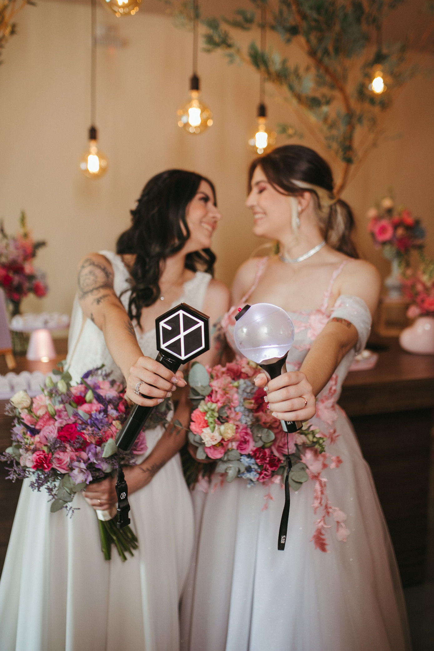 Jo (trái) và Julia (phải)